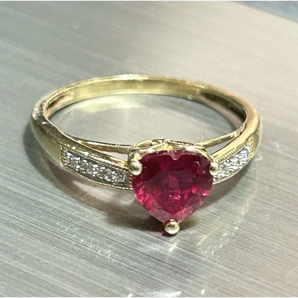 Vintage 10k solid yellow gold heart ruby & diamonds stunning ring SZ 8 weigh2.2g